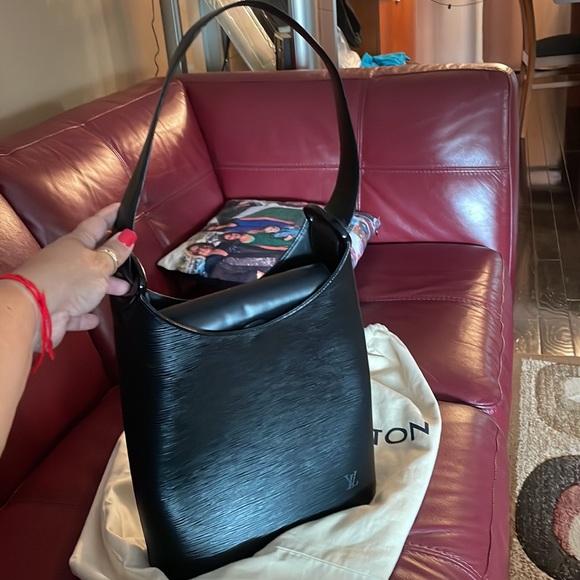 Authentic Louis Vuitton Black Epi leather tote bag - Picture 2 of 6